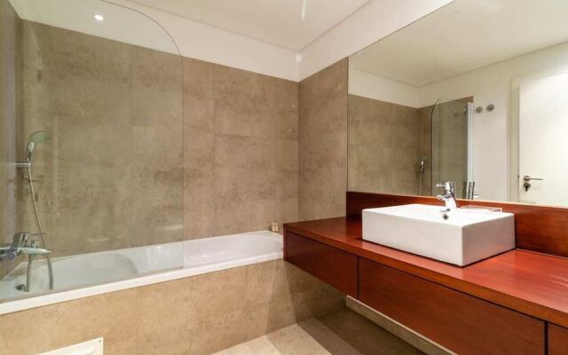 Gorgeous Apartment in Alges With Stunning Rooftop Pool