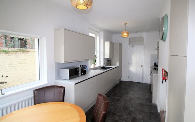 Sleeps 9 - Large Period Property -beautiful Refurb