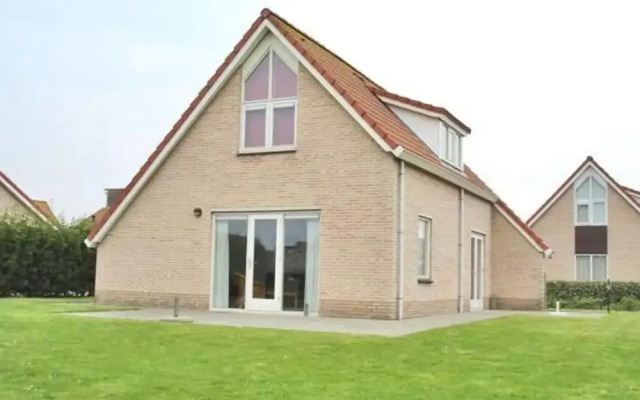 Attractive Bungalow on the Water