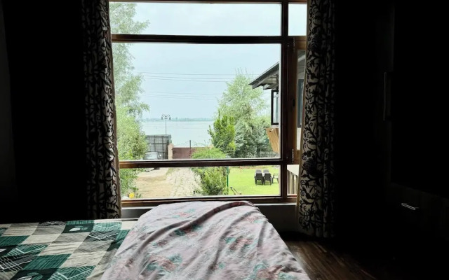 Room-sunset View Over Dal Lake 4