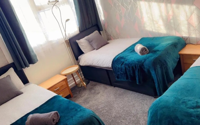Smethwick - House - Sleeps 8 - Parking