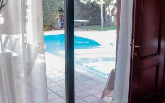 4-seasons pool villa near Meteora
