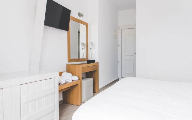 Super Paradise Hotel