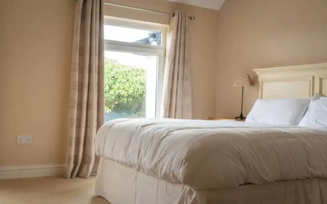 House 3 Dingle Manor Remarkable 3-bed House