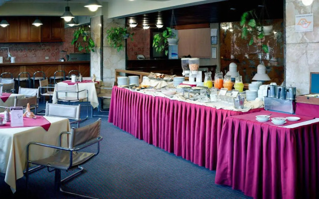 Cesars Plaza Hotel