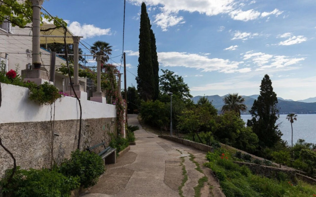 Restful Villa in Dalmatia With Garden