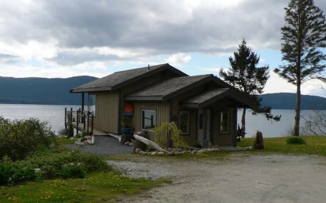 The Getaway Waterfront Cottage