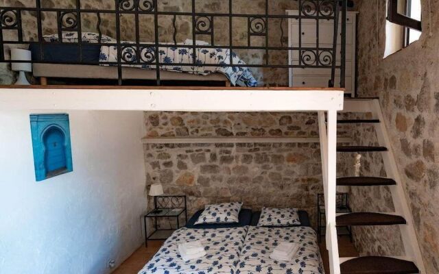 Fleur de Lys Fayence