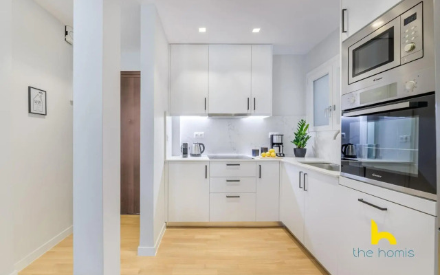 Sun-Splashed 2-BDR Corner Apartment with Hillside views!