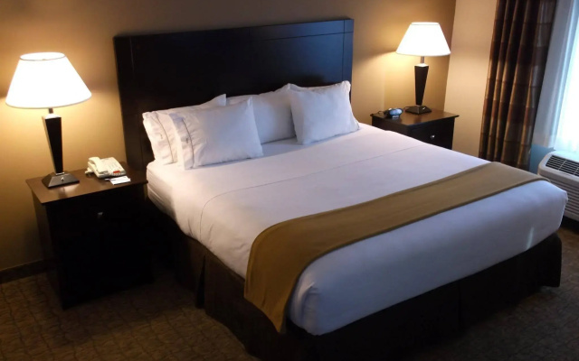 Holiday Inn Express and Suites Fairmont by IHG