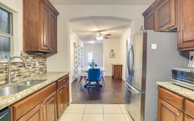 Family-friendly Irving Townhome w/ Yard!