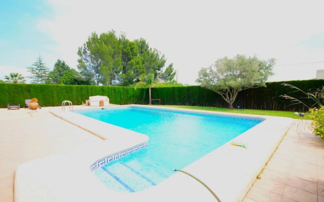 Fanila in J vea With 4 Bedrooms and 3 Bathrooms