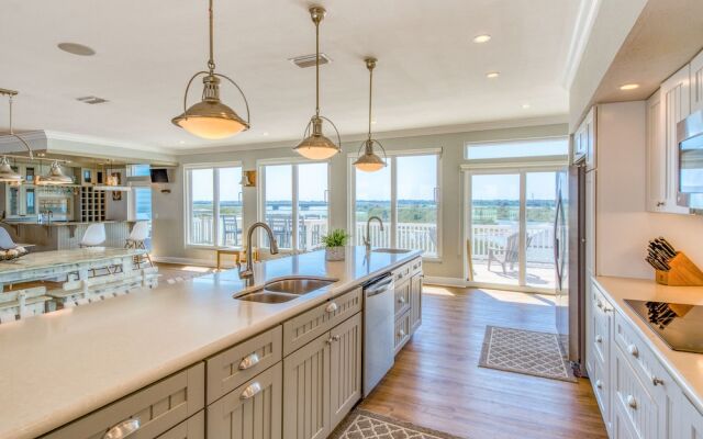 Beachfront Sapphire: Luxe 6 Bedroom Home