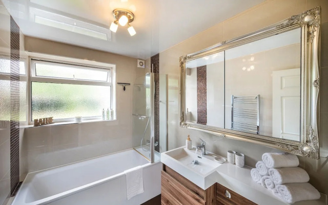 Stunning 2-bed Apartment in Windsor - Free Parking