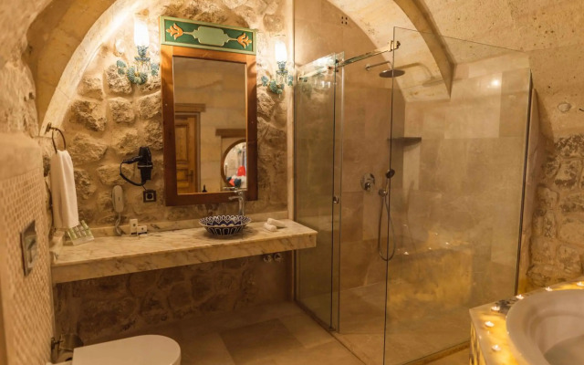 Solo Cave Suites