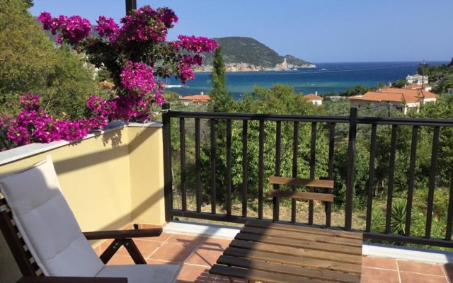 Kitty's House,country,olive grove,private,quiet,views ,1 km to skopelos ,sleeps 5