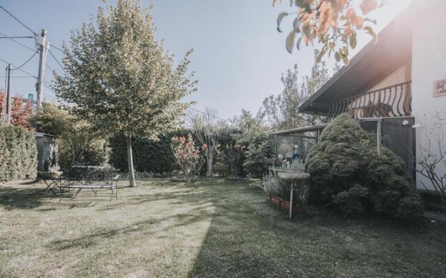 Central Garden House with Parking Lot