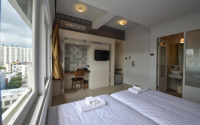 Hotel October