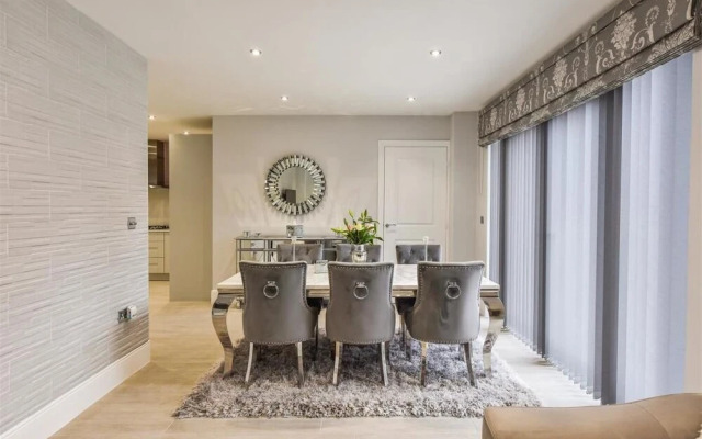 Barfoot Close