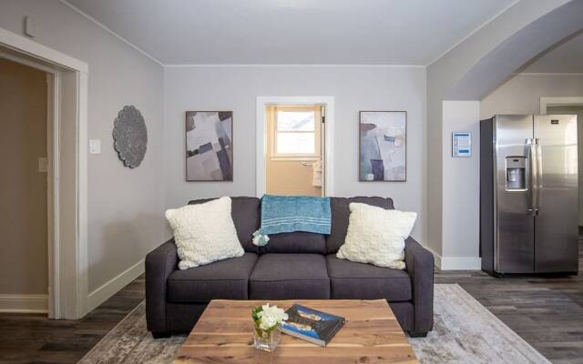 Couples Getaway | Walk to Unc | Free Cruiser Bikes