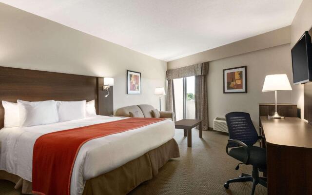 Travelodge by Wyndham Kingston LaSalle Hotel