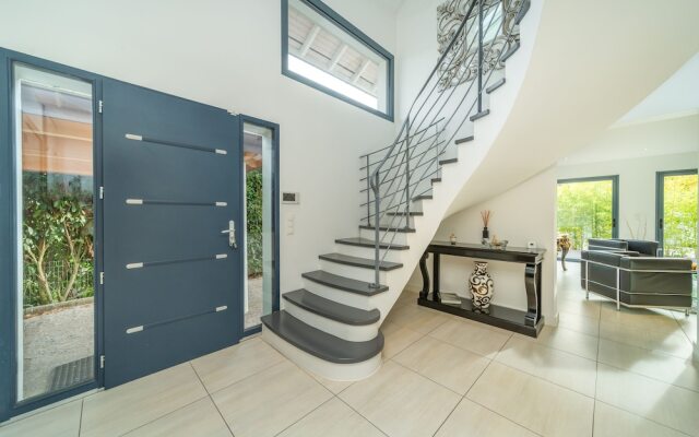 Dream 5BD Villa for Families Geneva 14KM