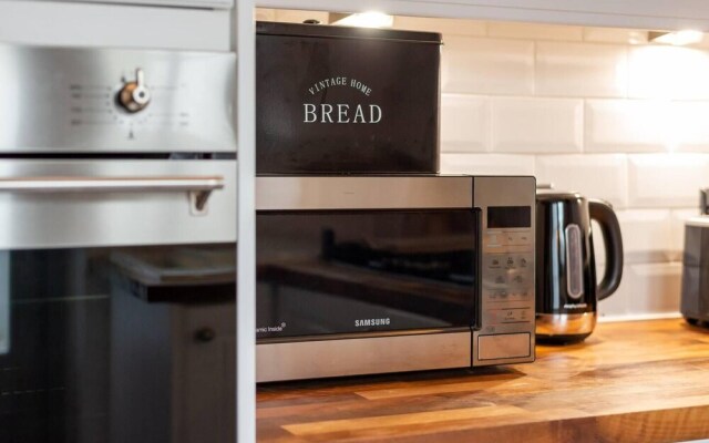 Classic Designer Beautiful 1 Bed Home With Parking
