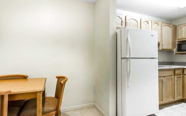 Econo Lodge Inn & Suites