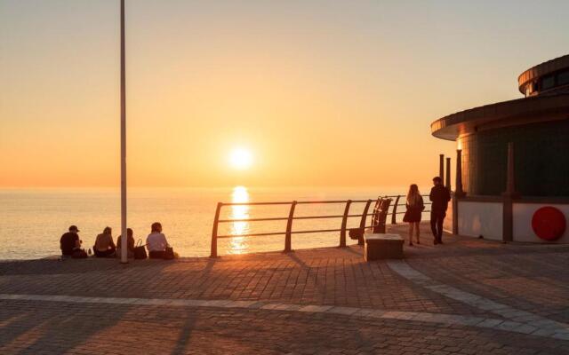 New central seafront apartment- stunning sea views
