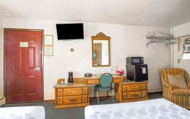 Love Hotels Silver Street by OYO at Hurley WI
