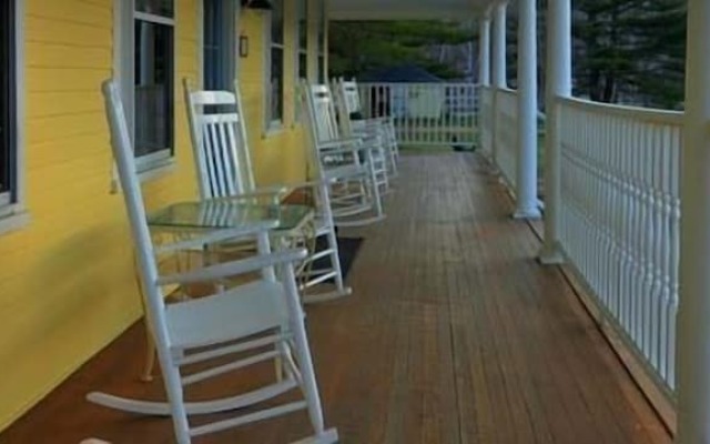 RiverWood Inn