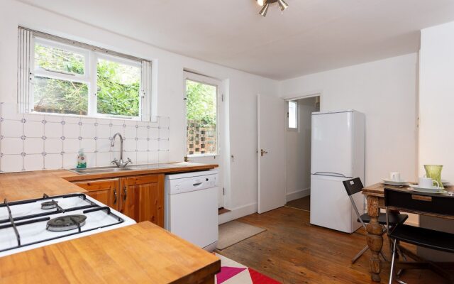 2 Bedroom Flat In Earlsfield