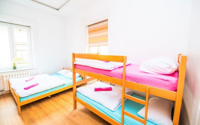 Funky Room for 4- Artistic Guesthouse-main Street!