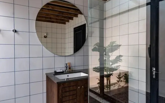 Exquisite Apartment With Patio