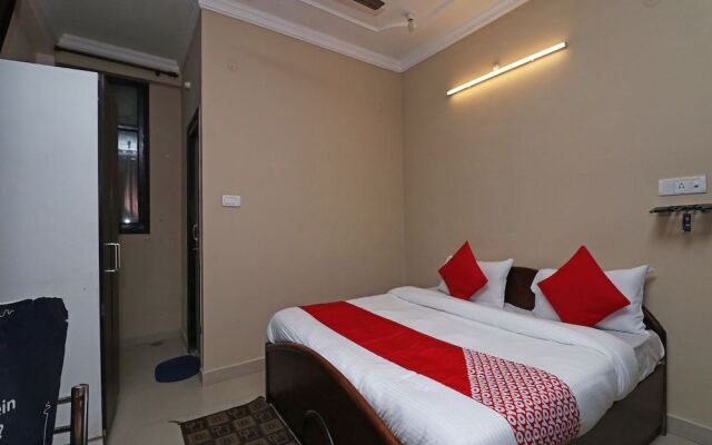 OYO 28173 Hotel Reeva