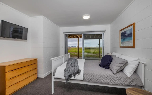 Waterfront Beach House - Paihia Holiday Home