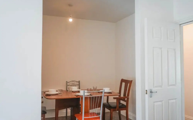 1 Bed Flat in Pedestrianized High Street