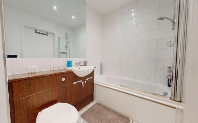 Basildon - 2 Bed Flat - Sleeps 5 - Near Station