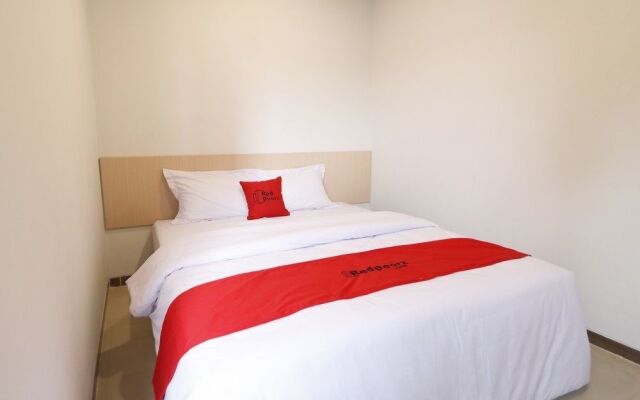 RedDoorz Plus Syariah near Mall Pondok Indah