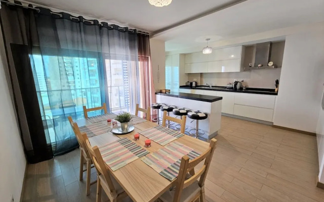 Rocha Prime Center Garage Flat