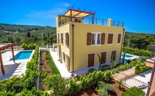 Villa Yellow