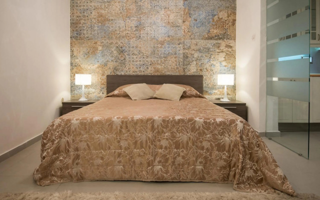 Valletta most central studio apartment 16th-Century building