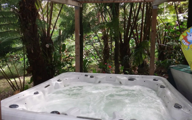 Aloha Crater Lodge and Lava Tube