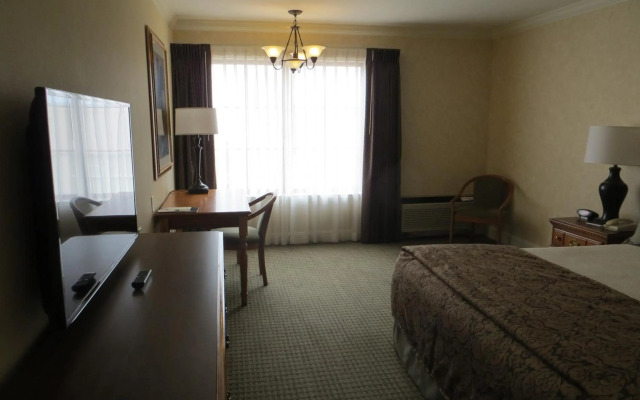 Cow Hollow Inn & Suites