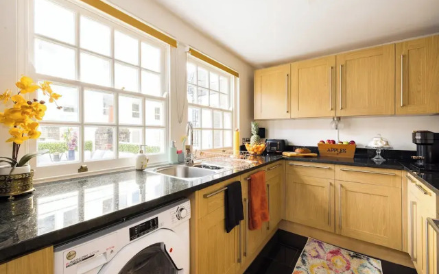 Mayfair 3-bed 6-guest W/patio & ac Berkeley Square