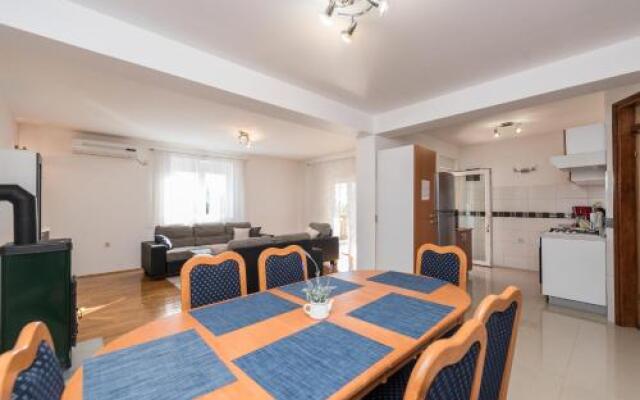 Six-Bedroom Holiday Home in Bibinje