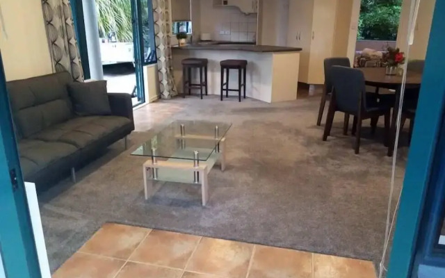 Gulf Harbour Guest House Apartment