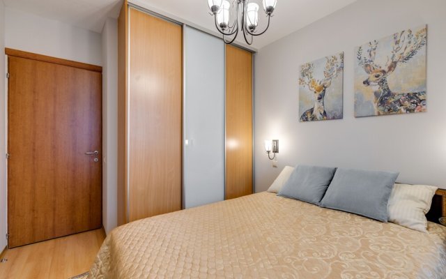 Simply Comfort - Spacious Apartment 10 min to Metro