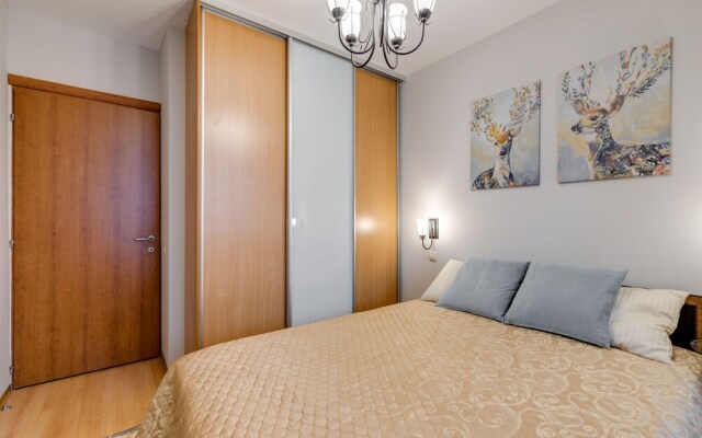 Simply Comfort - Spacious Apartment 10 min to Metro