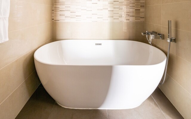 Astounding 3BR Apartment w/ Sea & Marina Views!